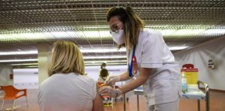 Liguria, Regione sospende lotto vaccini AstraZeneca