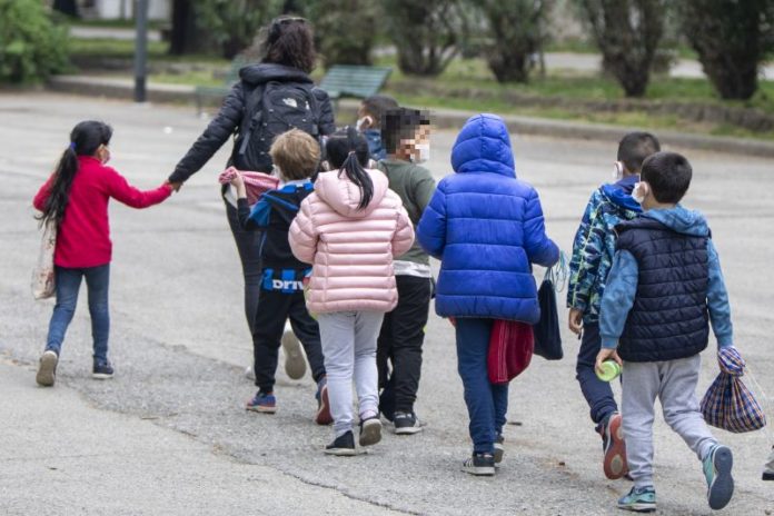 CAMPI SPORTIVI POLIFUNZIONALI, FIRMA DEL PATTO DI COLLABORAZIONE TRA COMUNE E ISTITUTO COMPRENSIVO VIA GIOISA E ASSOCIAZIONI DEL QUARTIERE