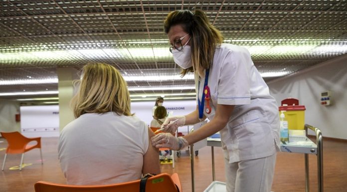 Aifa approva vaccinazione mista per under 60