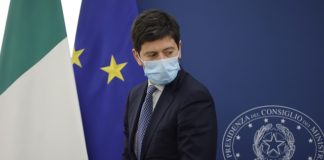 Mascherine all’aperto, Speranza chiede parere formale al Cts
