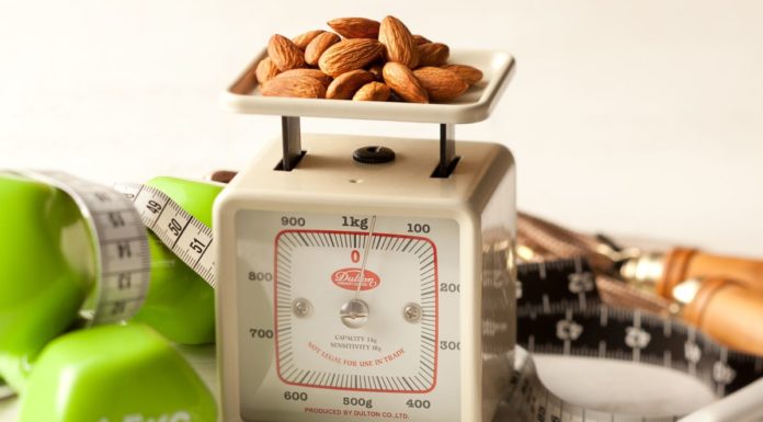 Diete estive, le mandorle alleate della linea