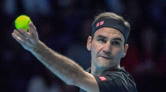 Federer avanza a fatica a Londra, fuori Serena Williams