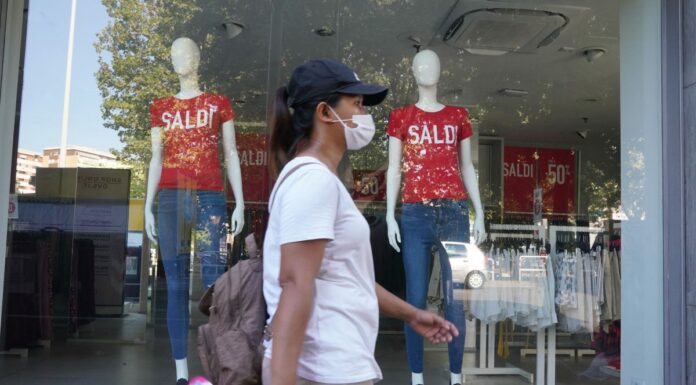 Saldi estivi, 170 euro la spesa media a famiglia