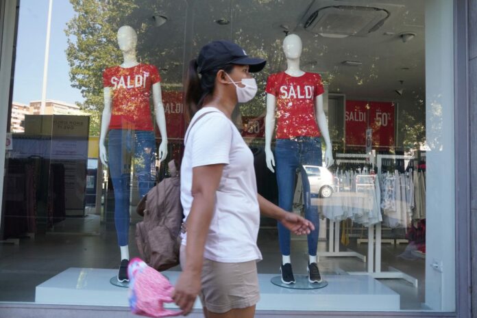 SALDI ESTIVI SALDO SCONTI SHOPPING NEGOZIO NEGOZI ACQUISTI