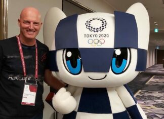 Federico Valentini con la mascotte di Tokyo