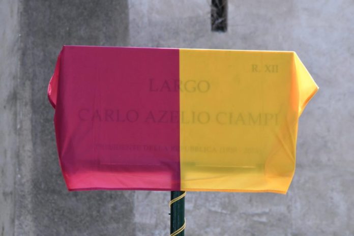 ERRORE NELLA TARGA DEDICATA A CIAMPI