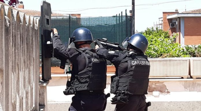 Tragedia vicino Roma, morti anziano e due bambini colpiti da spari in strada