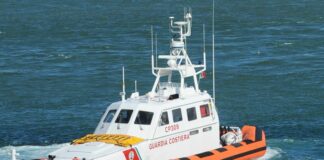 Naufragio al largo di Lampedusa, 8 donne morte e almeno 5 bimbi dispersi