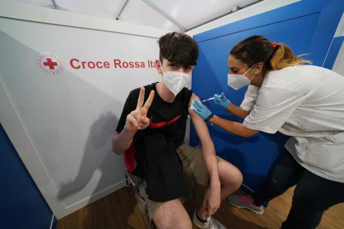 VACCINAZIONE DEI MATURANDI ALL'HUB VACCINALE PORTA DI ROMA