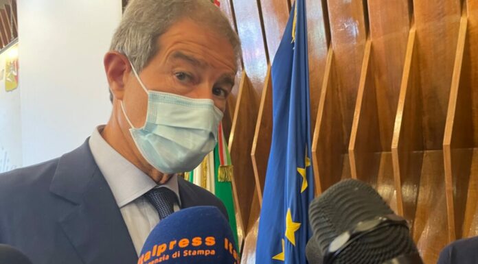 Vaccino, Musumeci firma ordinanza: in Sicilia campagna a tappeto