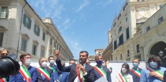 Sindaci in piazza “Siamo colpevoli di voler fare solo il nostro lavoro”