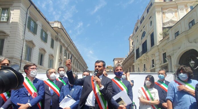 Sindaci in piazza “Siamo colpevoli di voler fare solo il nostro lavoro”