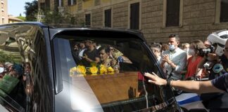 Carrà, applausi e commozione al corteo funebre