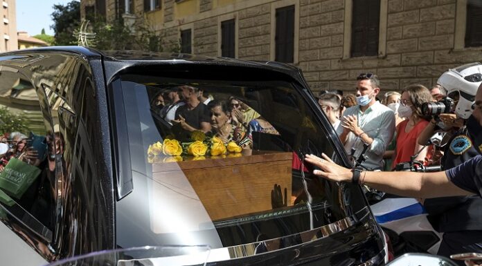 Carrà, applausi e commozione al corteo funebre