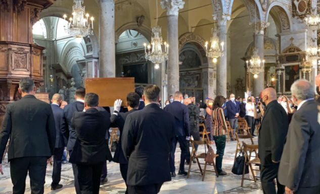 Carrà, un applauso infinito per l’ultimo saluto alla regina della tv