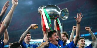 Centinaia di tifosi accolgono gli azzurri a Roma, cori e applausi