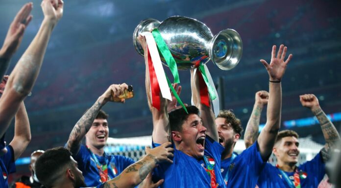 Centinaia di tifosi accolgono gli azzurri a Roma, cori e applausi