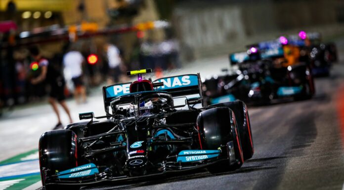 Hamilton batte Verstappen: partirà davanti in sprint race Silverstone