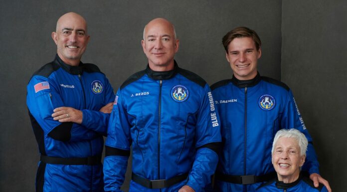 La navicella Blue Origin compie la sua missione, Bezos nello spazio