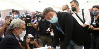 Renzi firma per i referendum “Battaglia per la giustizia giusta”