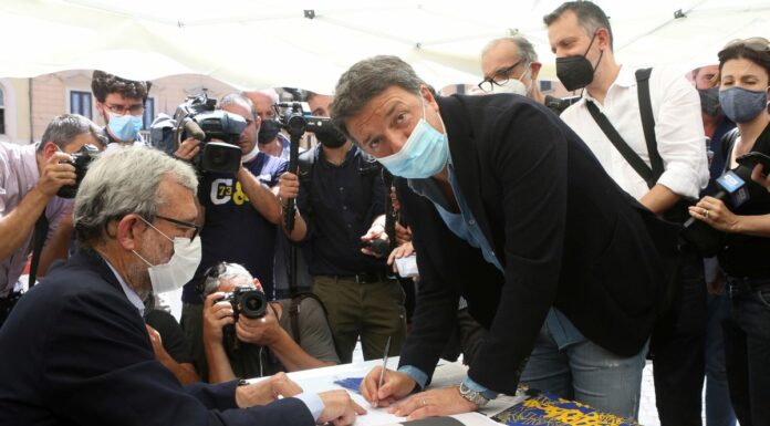 Renzi firma per i referendum “Battaglia per la giustizia giusta”