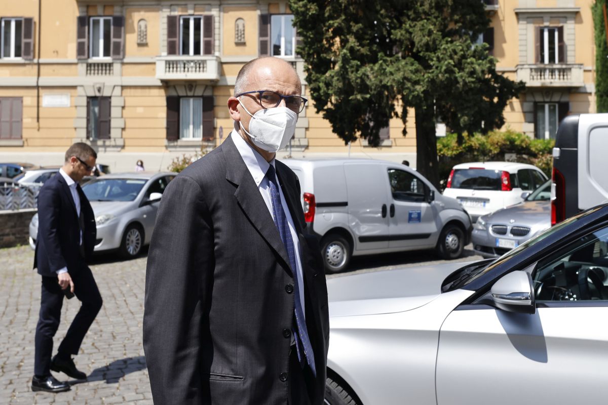 Vaccino, Letta “I parlamentari diano l’esempio”