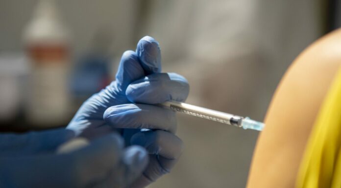 Vaccino, dall’Ema via libera al Moderna per gli adolescenti