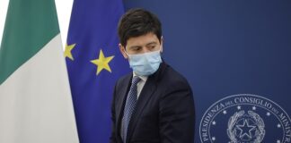 Scuola, Speranza “In corso valutazione obbligo vaccino”