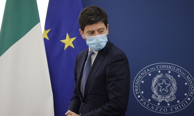 Scuola, Speranza “In corso valutazione obbligo vaccino”