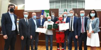 Bus incendiato nel Comasco, premiati “volontari-eroi”