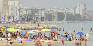 Turismo, vacanze rimandate e più brevi