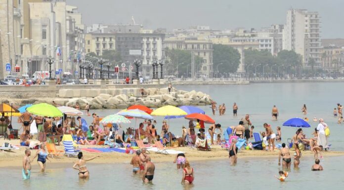 Turismo, vacanze rimandate e più brevi