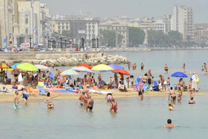 SPIAGGE PIENE E GRAN CALDO A BARI