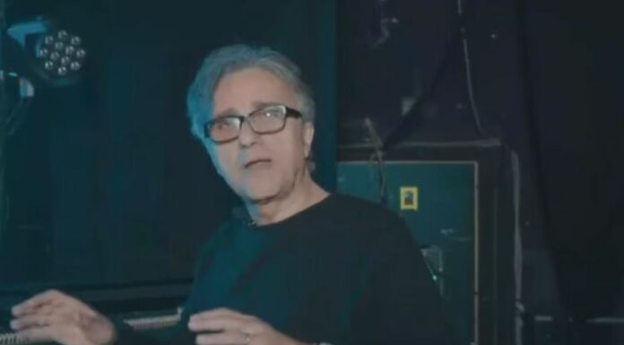 Paura per Curreri dopo malore sul palco, superato infarto