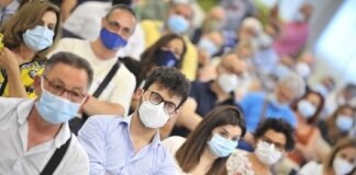 Campania, prorogato al 31 agosto l’obbligo di mascherina all’aperto