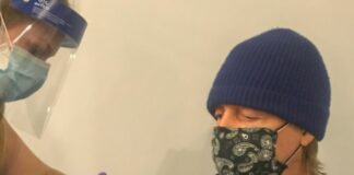 Covid, Paul McCartney si vaccina “E’ cool, fatelo anche voi”