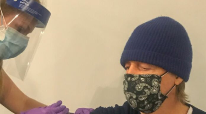 Covid, Paul McCartney si vaccina “E’ cool, fatelo anche voi”