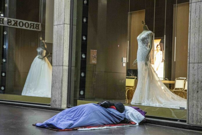 EMERGENZA CORONAVIRUS, LA CROCE ROSSA CONSEGNA I PASTI AI CLOCHARD