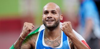 Jacobs portabandiera alla cerimonia di chiusura