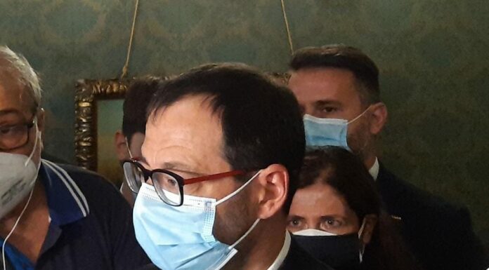 Incendi, Patuanelli a Palermo “Fondi ci sono ma piani non attuati”