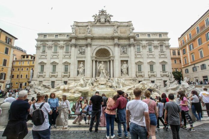 DOMENICA IN ZONA GIALLA CON FOLLA IN CENTRO