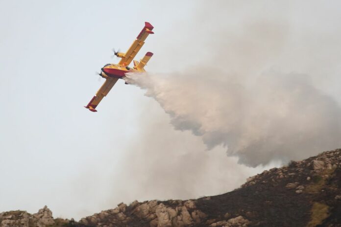 BRUCIA MONTE GRADARA DUE CANADAIR IN AZIONE PER EVITARE CHE IL FUOCO ARRIVASSE ALLE VILLE