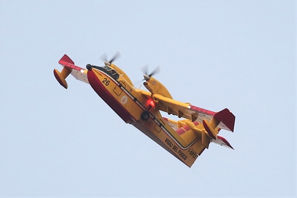 BRUCIA MONTE GRADARA DUE CANADAIR IN AZIONE PER EVITARE CHE IL FUOCO ARRIVASSE ALLE VILLE
