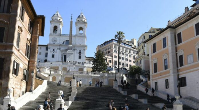 Turismo, a ferragosto prenotate 89,6% delle camere online