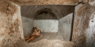 Pompei, scoperta una tomba con corpo semi mummificato