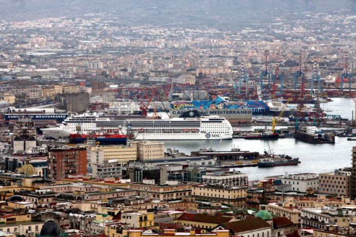 VEDUTA DEL PORTO DI NAPOLI CANTIERI DEL MEDITERRANEO