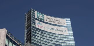 Disabilità, belvedere Palazzo Lombardia in viola per #wethe15