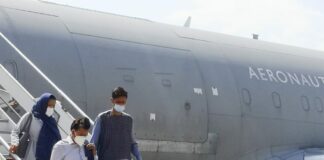 Atterrato a Fiumicino volo con 202 afghani