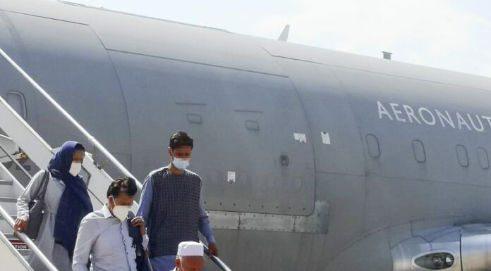 Atterrato a Fiumicino volo con 202 afghani