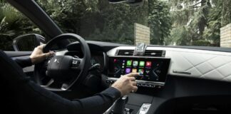 DS 7 Crossback E-Tense 4×4, controllo totale con quadro strumenti
